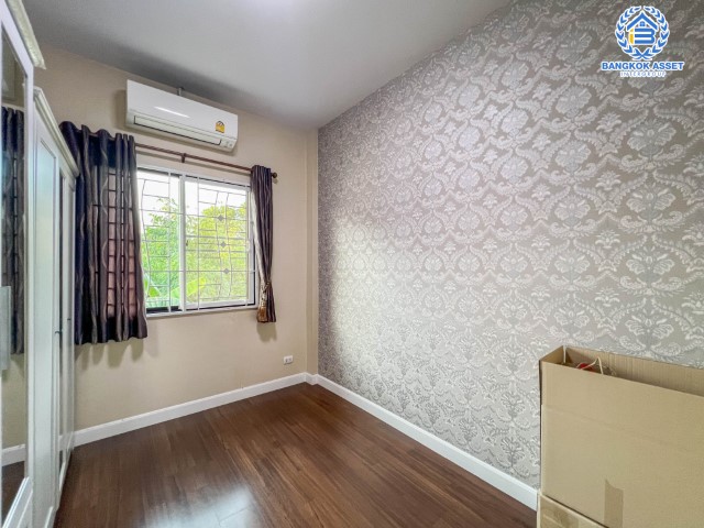 ทาวน์เฮ้าส์มือสองย่านนนทบุรี ม.ลิฟวิ่งพาร์ค พระราม5 เนื้อที่เกือบ 20 ตร.ว. ฟังก์ชัน 3 ห้องนอน 3 ห้องน้ำ 2 ที่จอดรถ บ้านสภาพดี พร้อมเข้าอยู่ มาพร้อมของแถมเพียบ!  3 เครื่องปรับอากาศ, 2 เครื่องทำน้ำอุ่น ฯลฯ บนทำศักยภาพ ใกล้ท่าน้ำนนท์ ทางด่วน "ศรีรัช" รีบจองเลย!